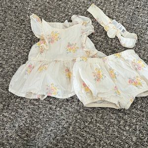 Beautiful floral EUC carters outfit 12 months